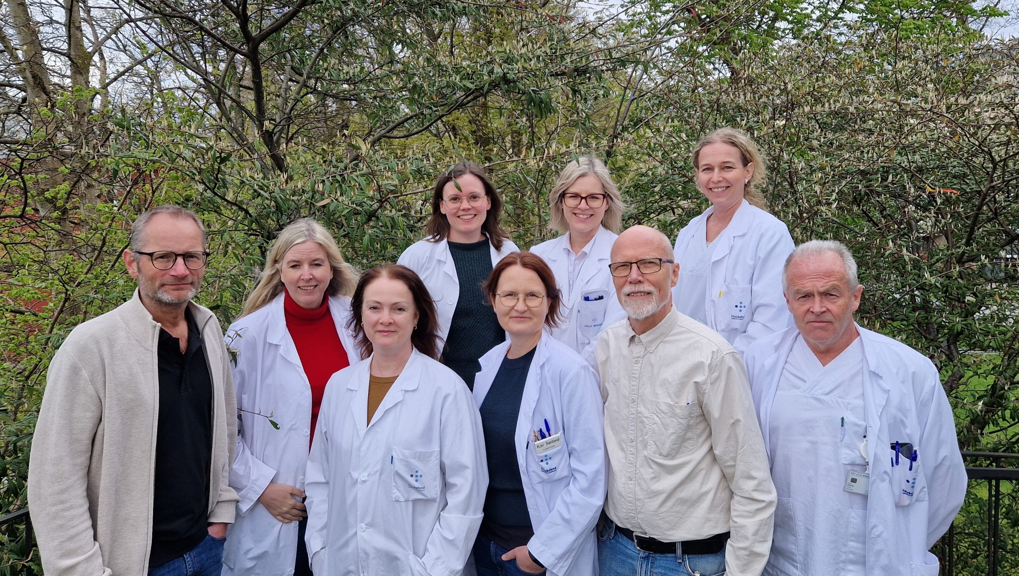 En gruppe mennesker som poserer for et bilde