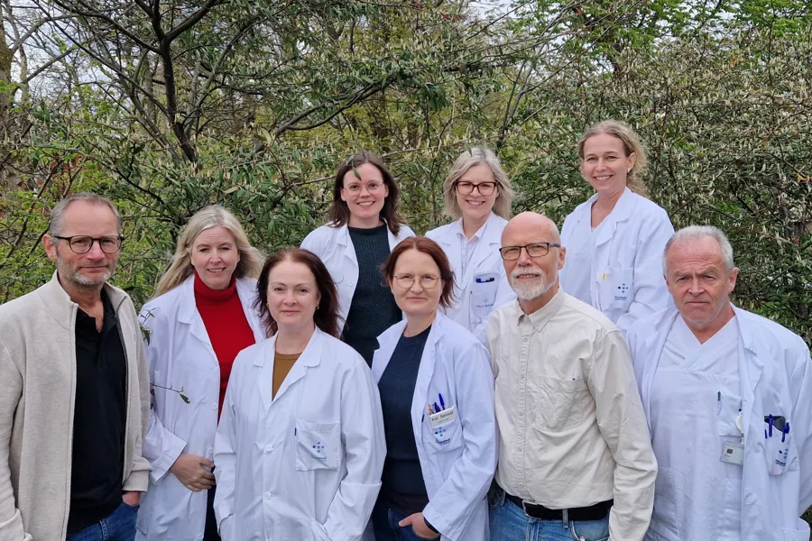 En gruppe mennesker som poserer for et bilde