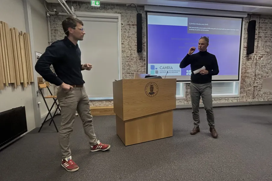 Noen få menn som står foran et podium