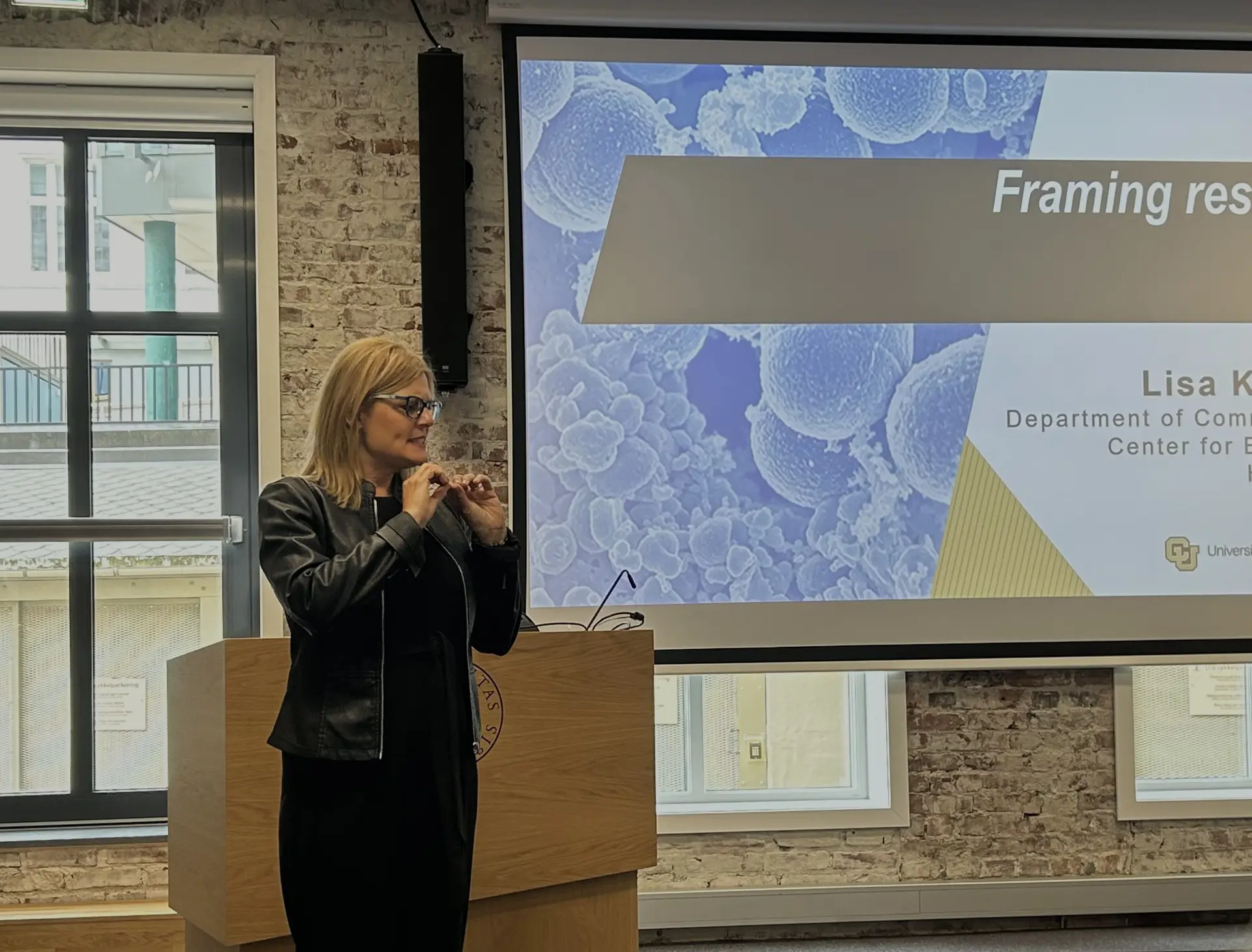 Kvinne som holder en presentasjon