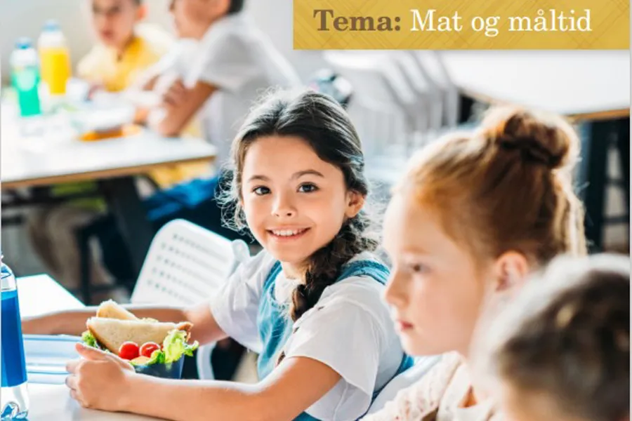 En gruppe barn som sitter ved et bord