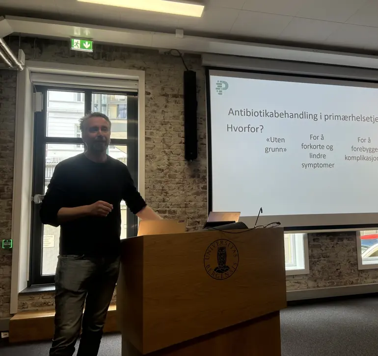 En mann som står ved siden av et podium
