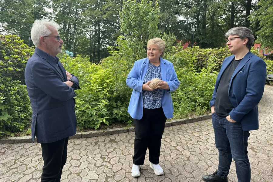 Høyre-leder Erna Solberg med ledelsen ved Neuro-SysMed