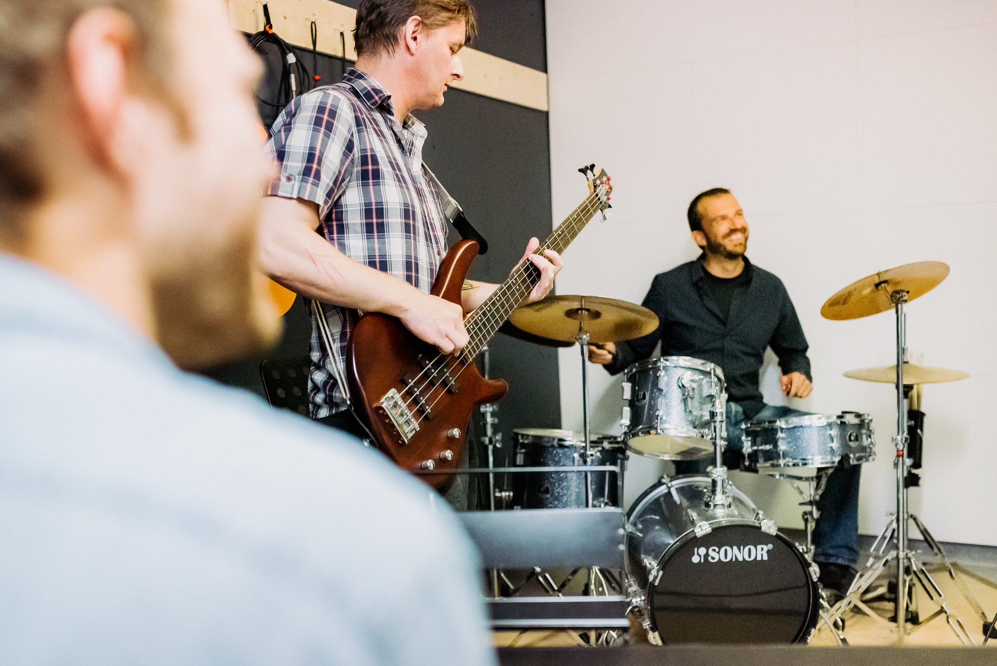 Bilde av en mann som spiller gitar og en som spiller trommer