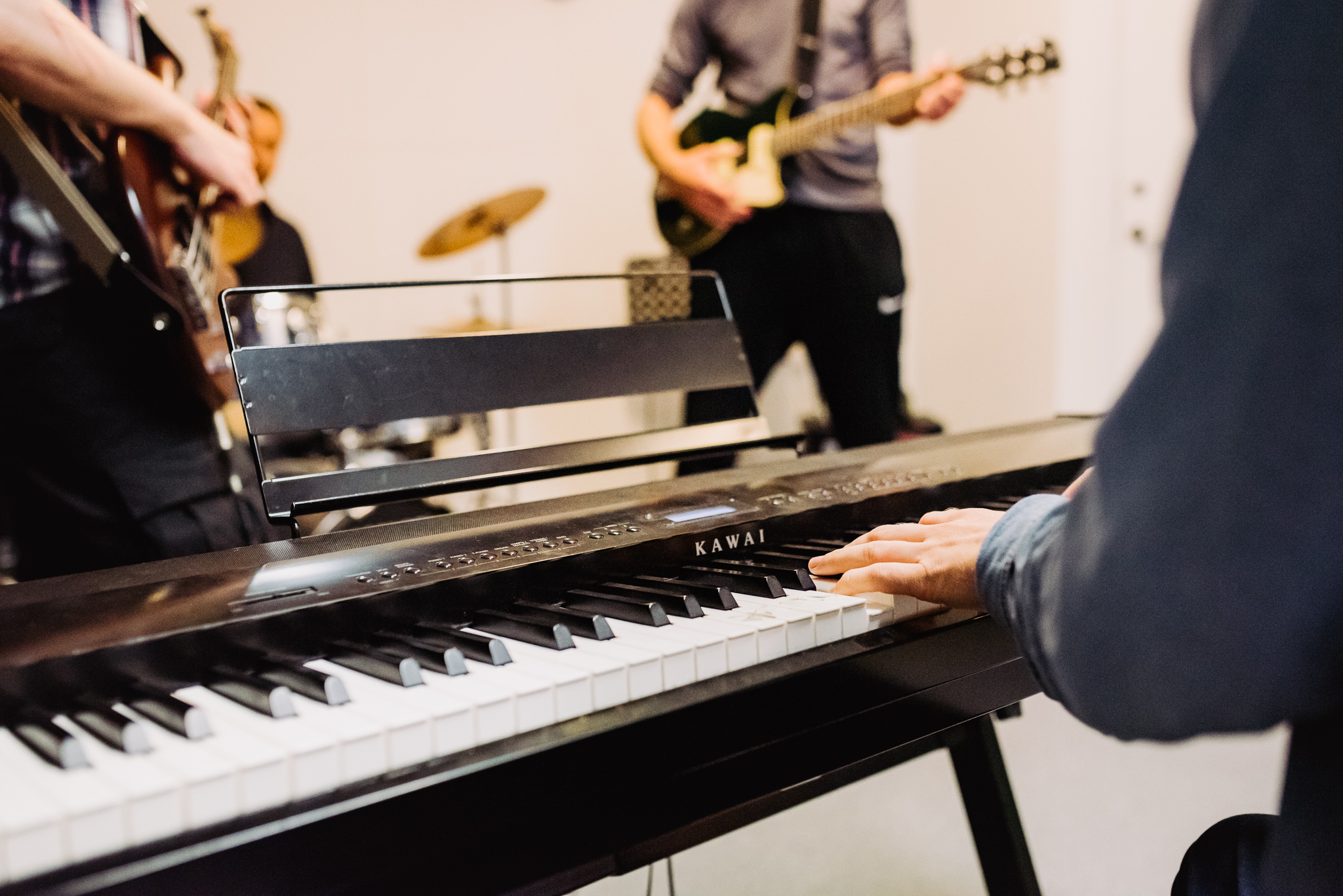 Bilde av et keyboard og to som spiller el- gitar
