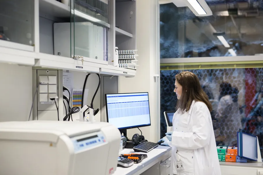 En person i en hvit frakk i et laboratorium