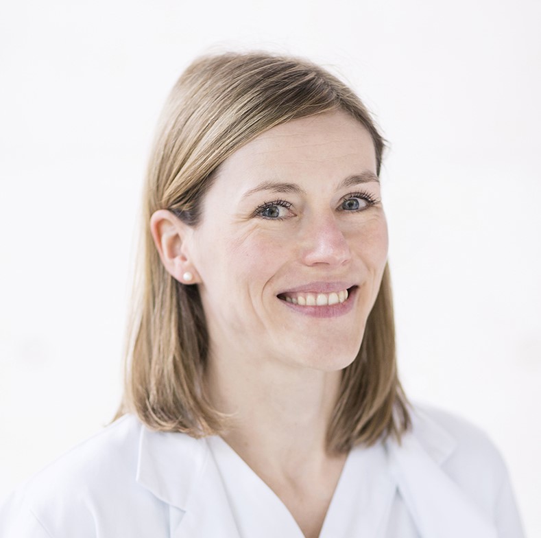 Et nærbilde av en person som smiler