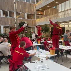 En gruppe mennesker i røde uniformer