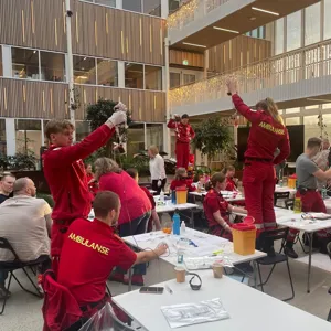 En gruppe mennesker i røde uniformer