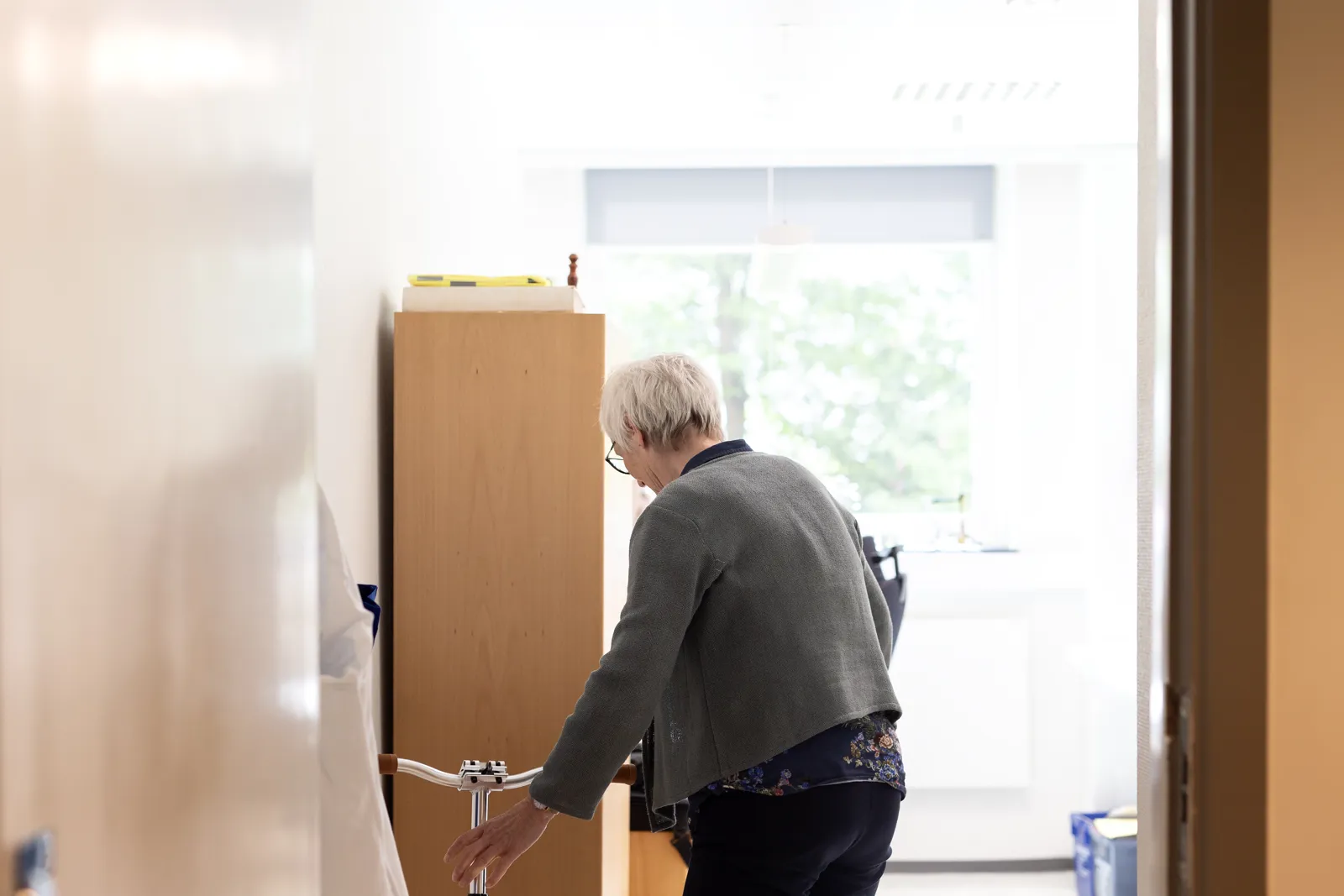 kvinne på kontor med en sparkesykkel