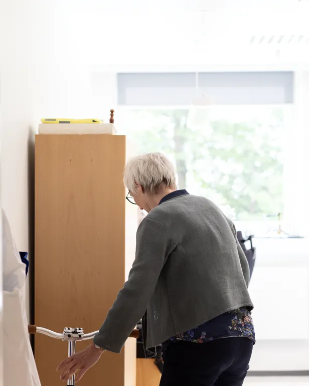 kvinne på kontor med en sparkesykkel