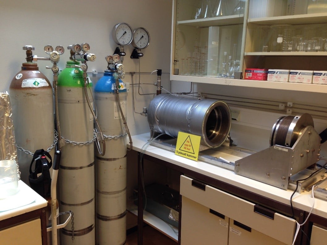 Et kjøkken med en stor metallmaskin