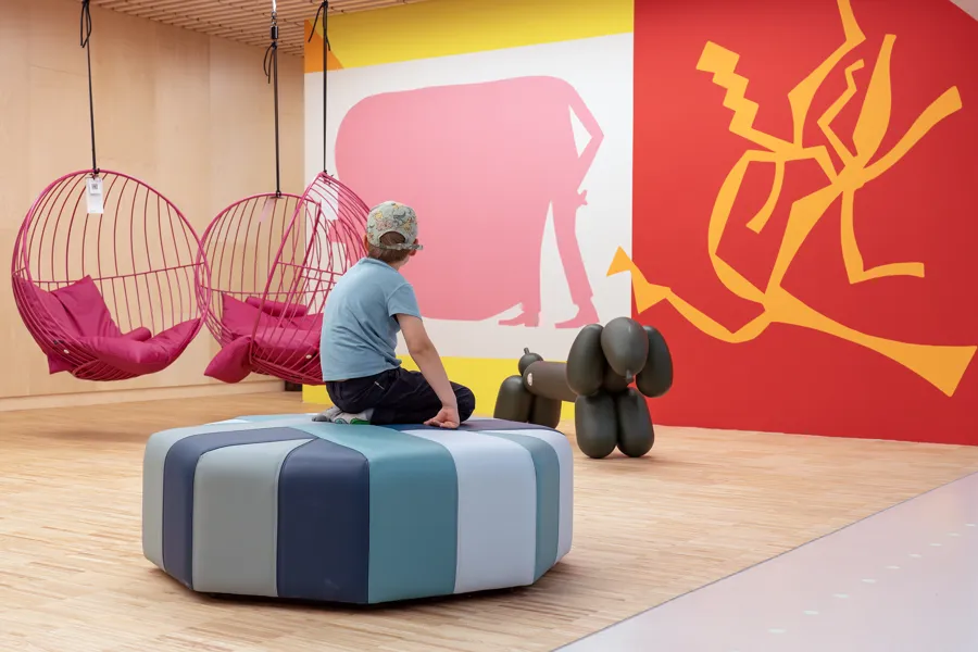 En gutt som sitter i en blå sofa