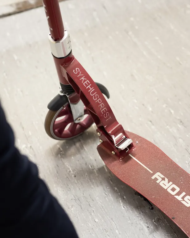 sparkesykkel med inngravert skrift der det står sjukehusprest