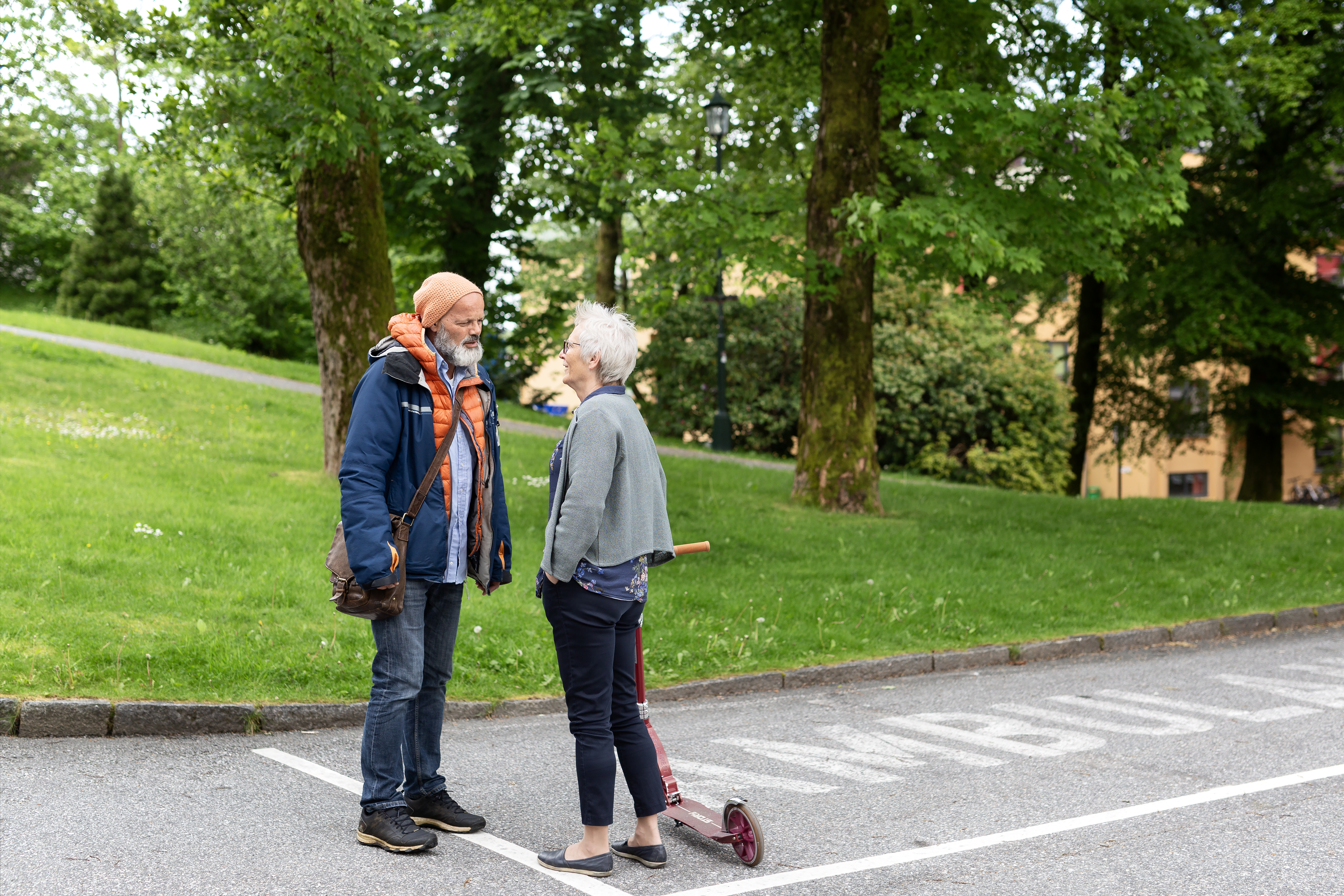Mann og kvinne snakker sammen i en park