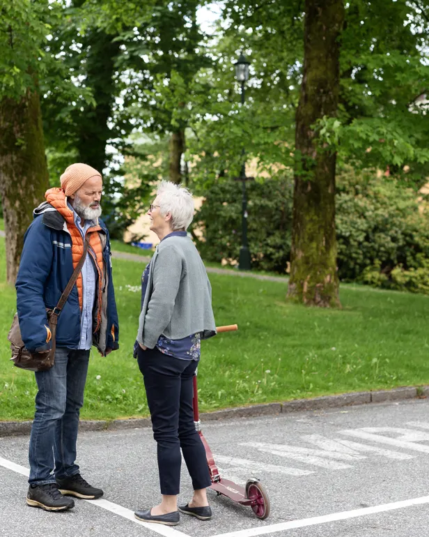 Mann og kvinne snakker sammen i en park