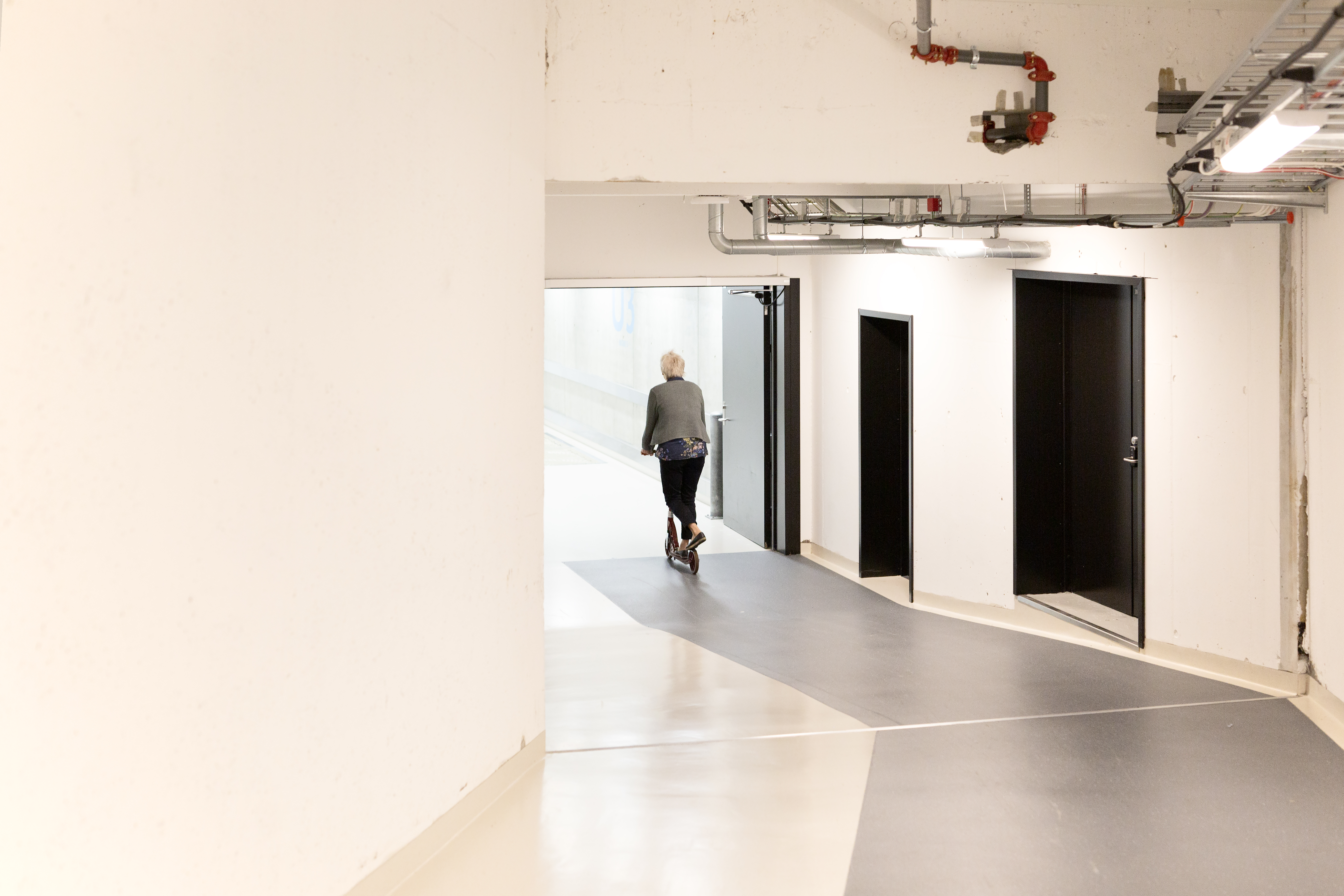 kvinne på sparkesykkel bakfra