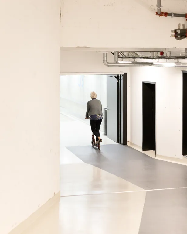 kvinne på sparkesykkel bakfra