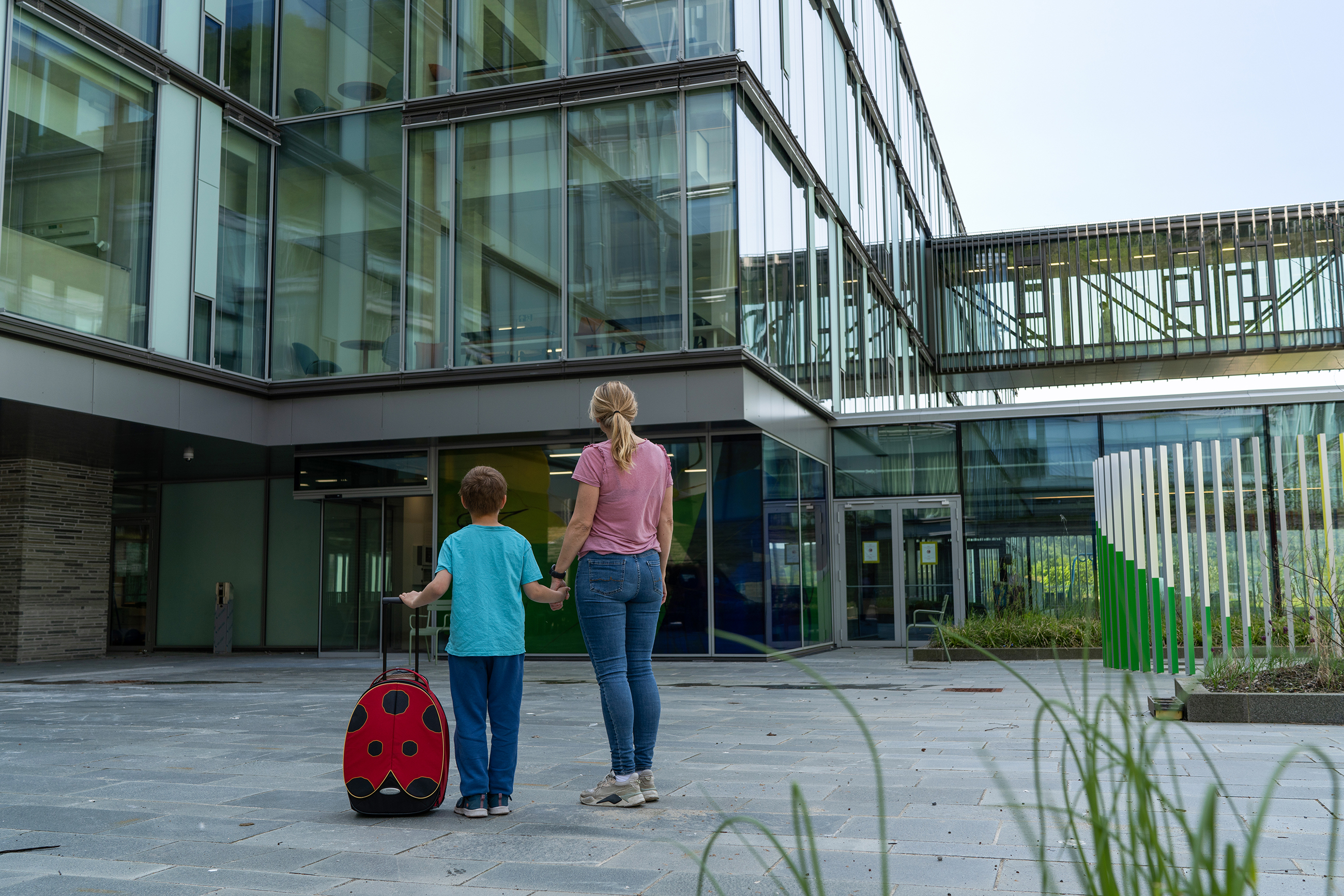 Et par personer som går utenfor en bygning