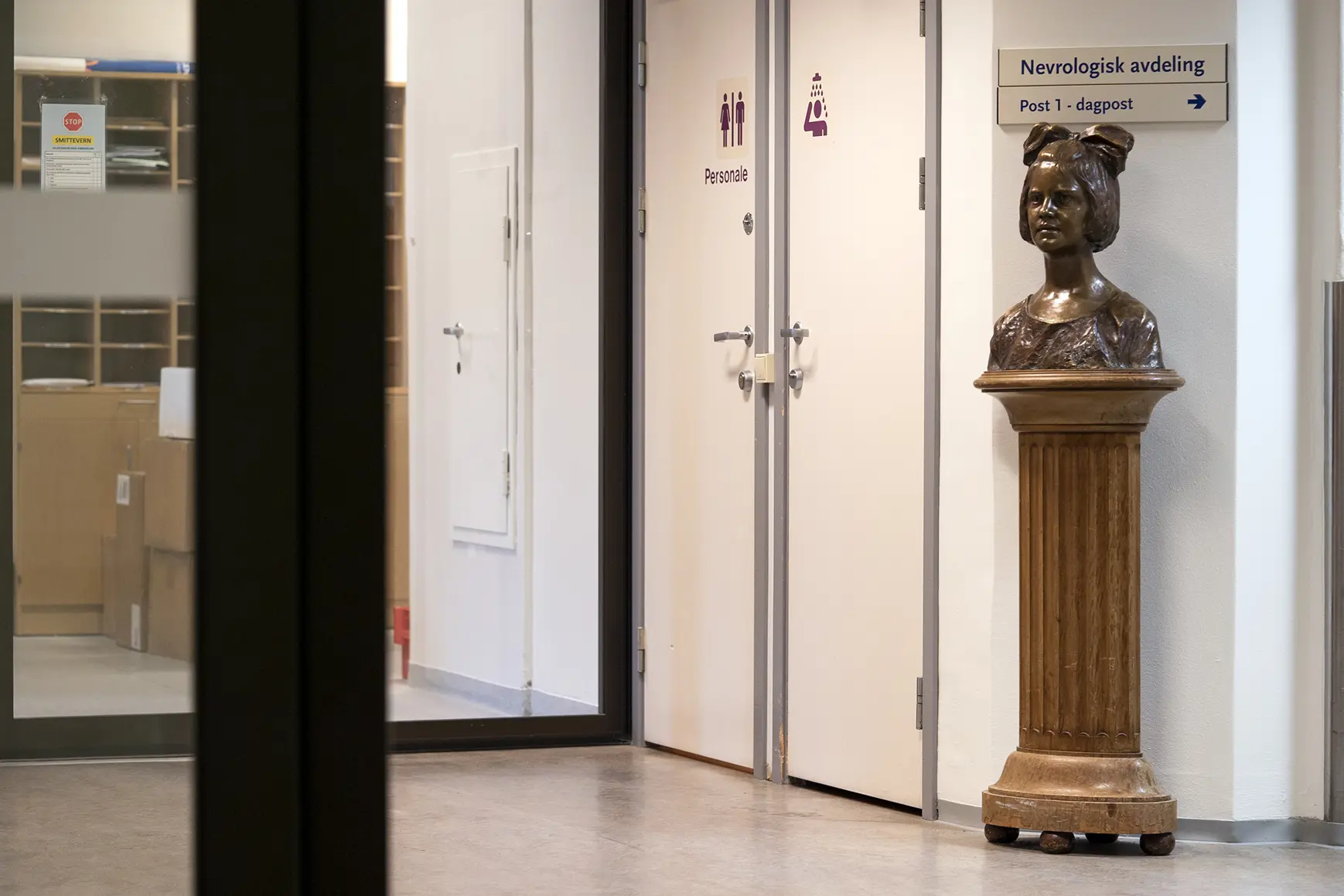 En byste av Maria på en pidestall i et rom