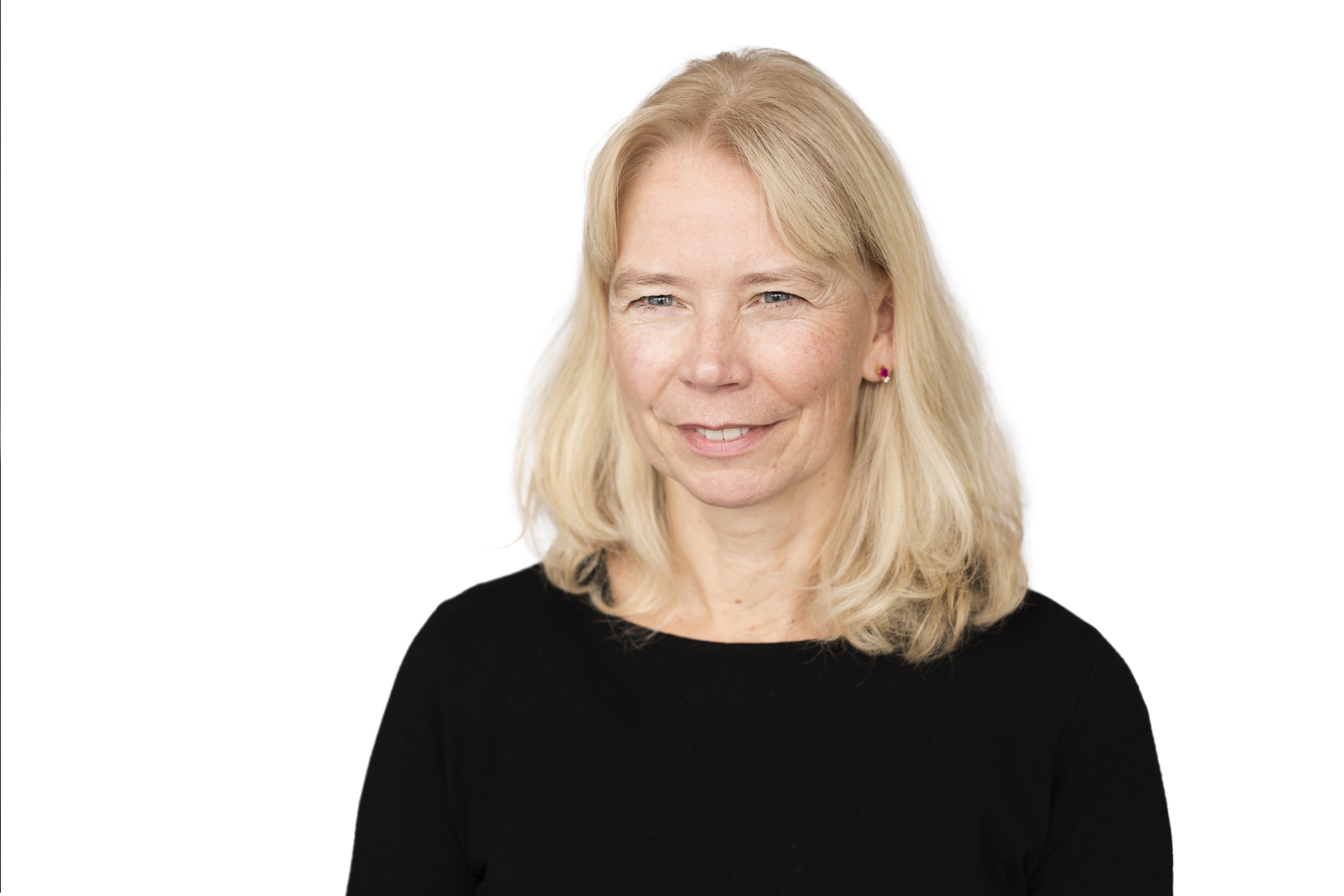 En kvinne som smiler til kameraet