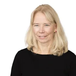 En kvinne som smiler til kameraet