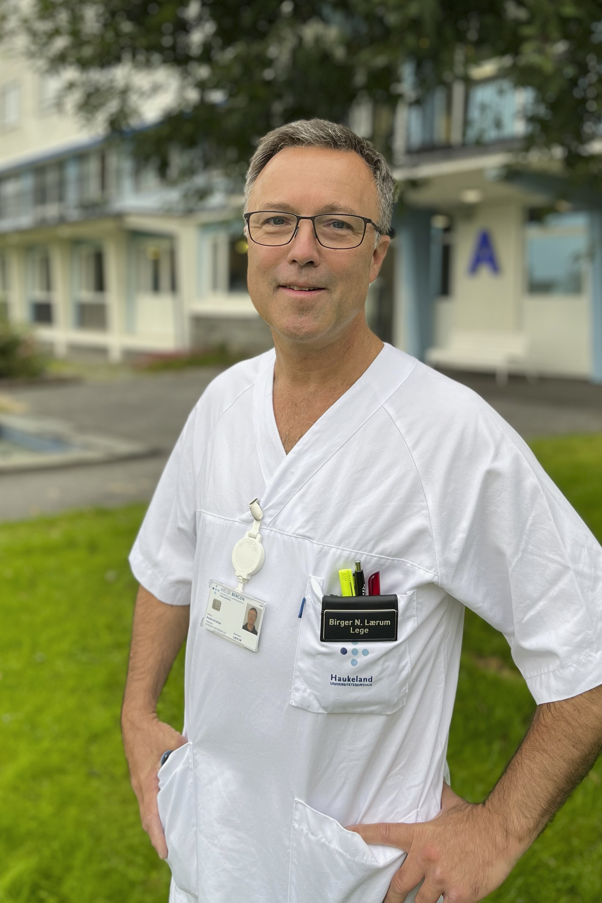 En mann iført hvit skjorte