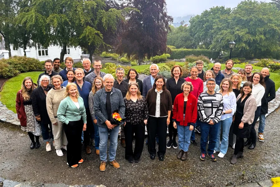 En gruppe mennesker som poserer for et bilde