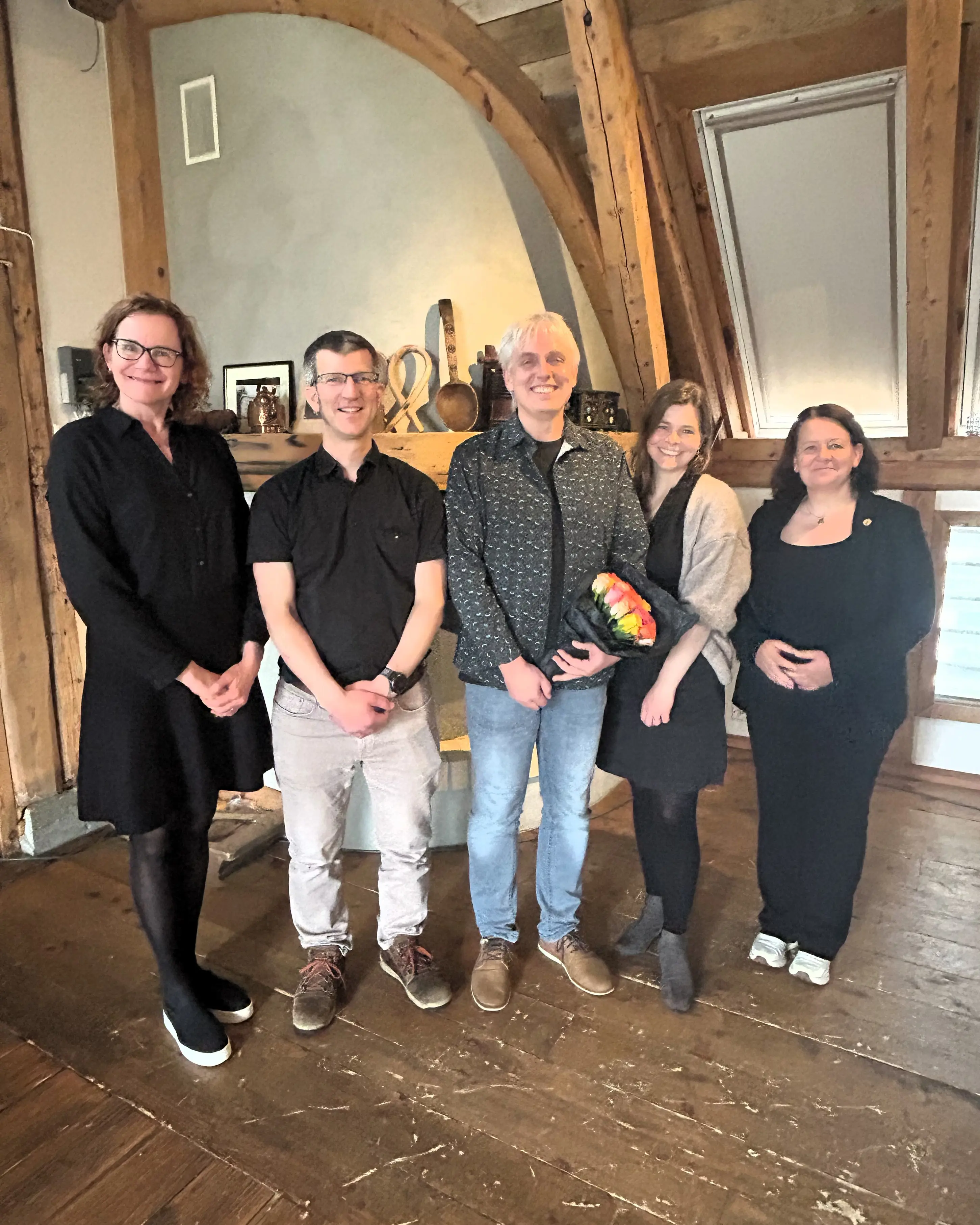 En gruppe mennesker som poserer for et bilde