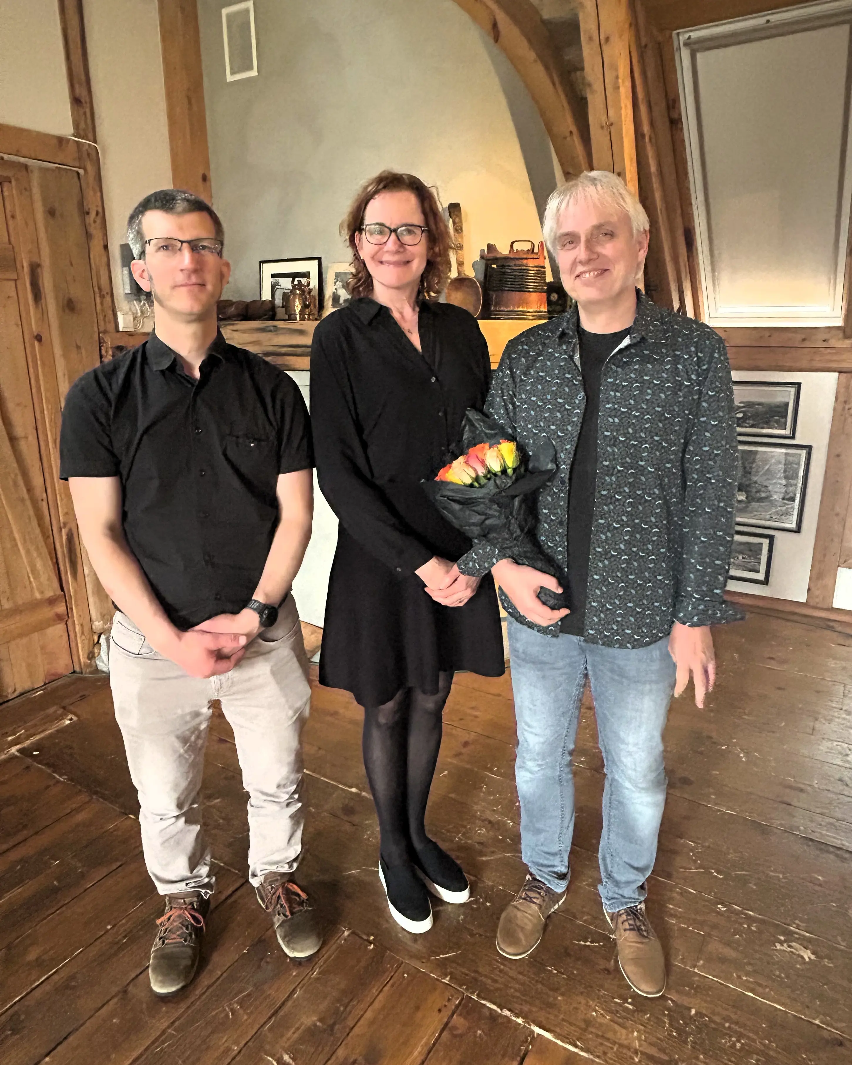 En gruppe mennesker som poserer for et bilde