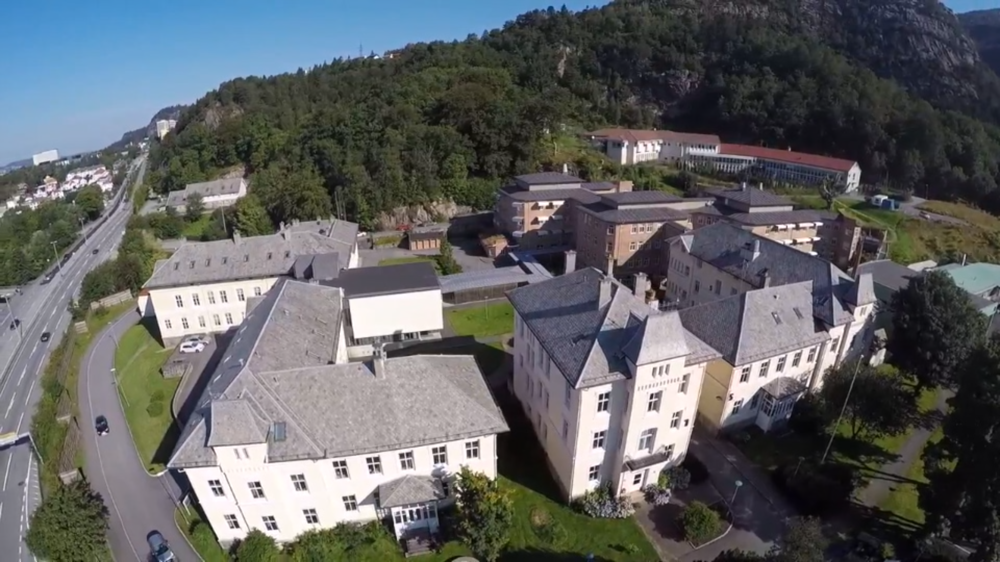 Flere murbygninger sett ovenfra