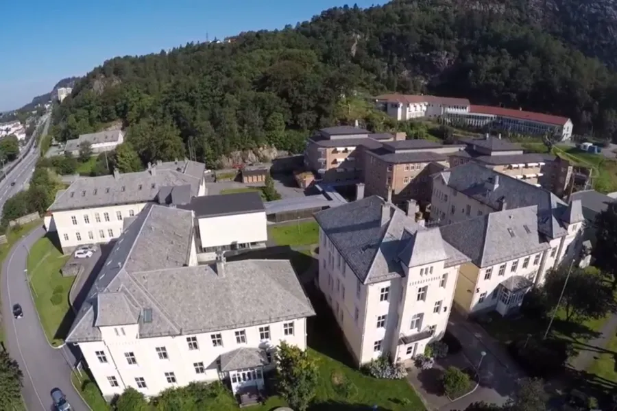 Flere murbygninger sett ovenfra