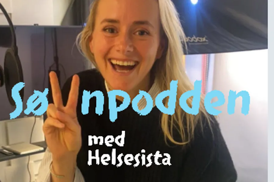 En person som holder opp langfingeren