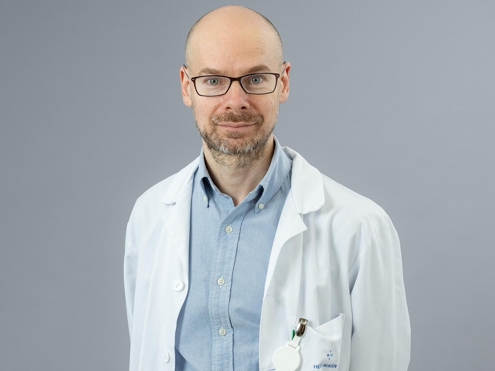 Portrett av Torkildsen i legefrakk