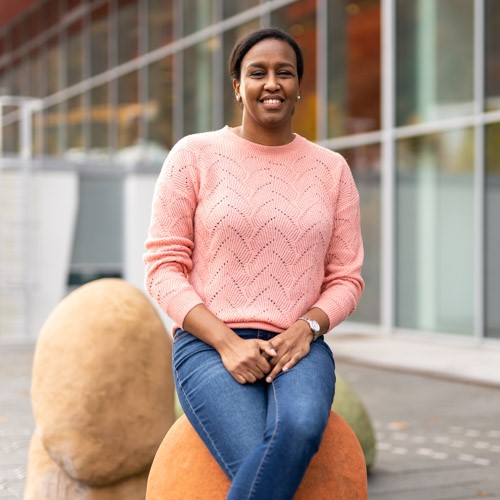 En kvinne som sitter på en stol