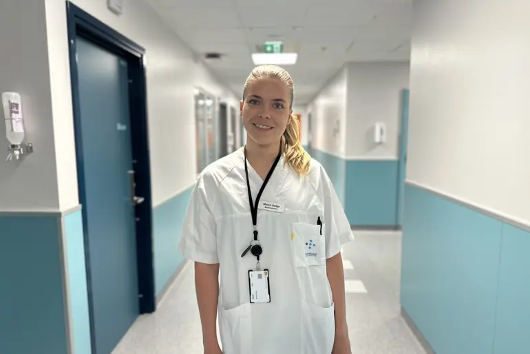 En person iført hvit skjorte og stetoskop