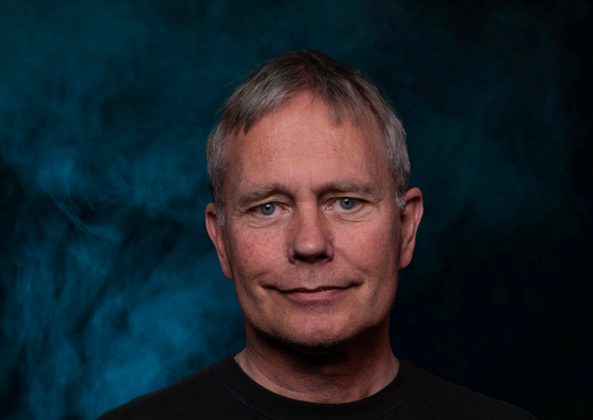 En mann med blå bakgrunn