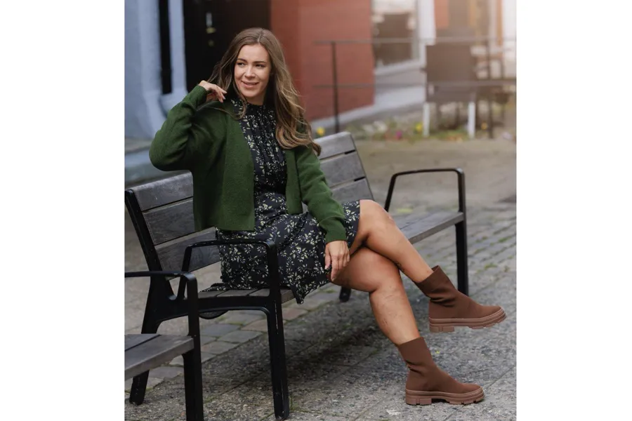 En kvinne som sitter på en stol