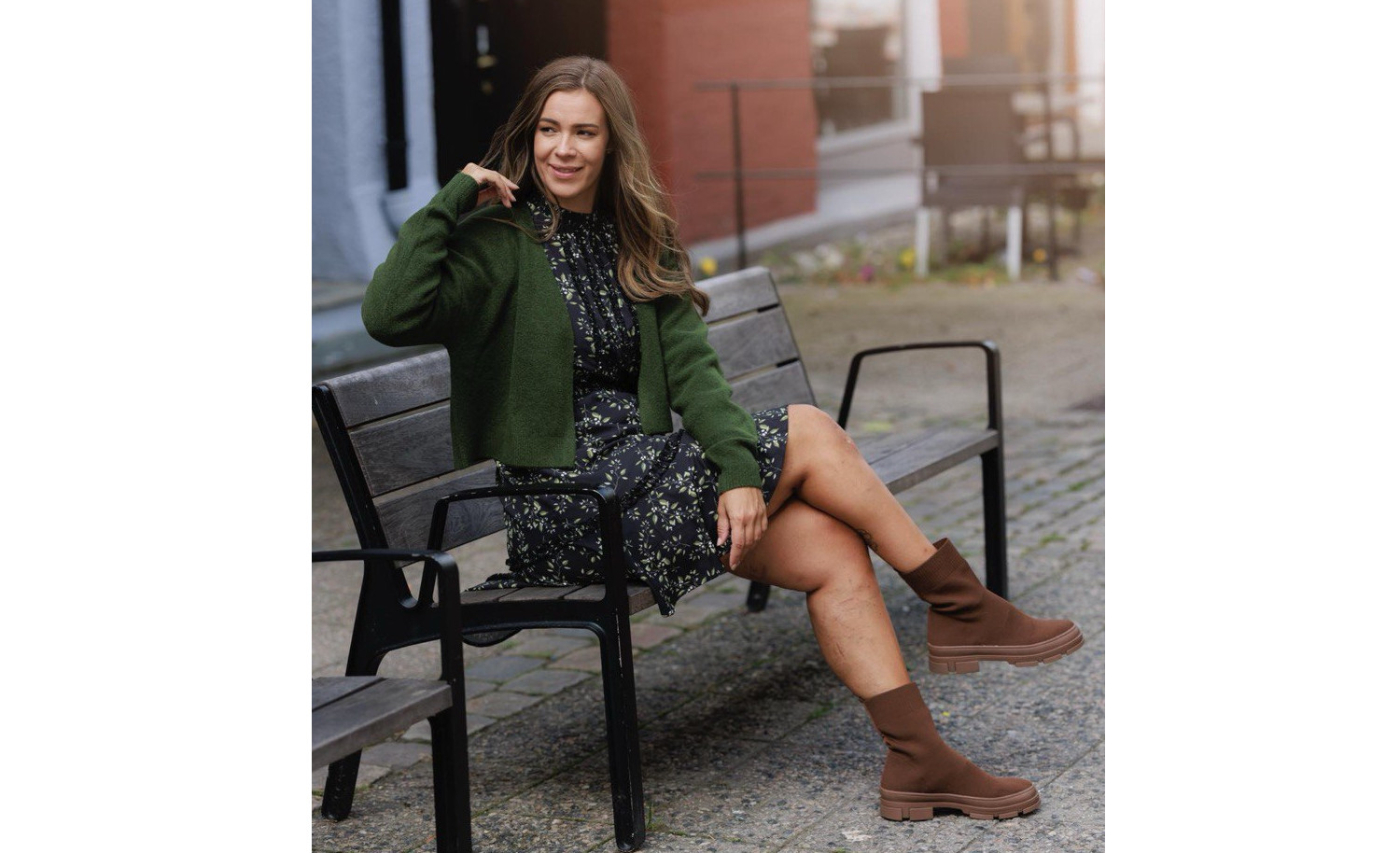 En kvinne som sitter på en stol