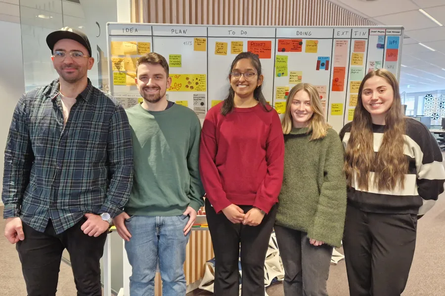 En gruppe mennesker som poserer for et bilde