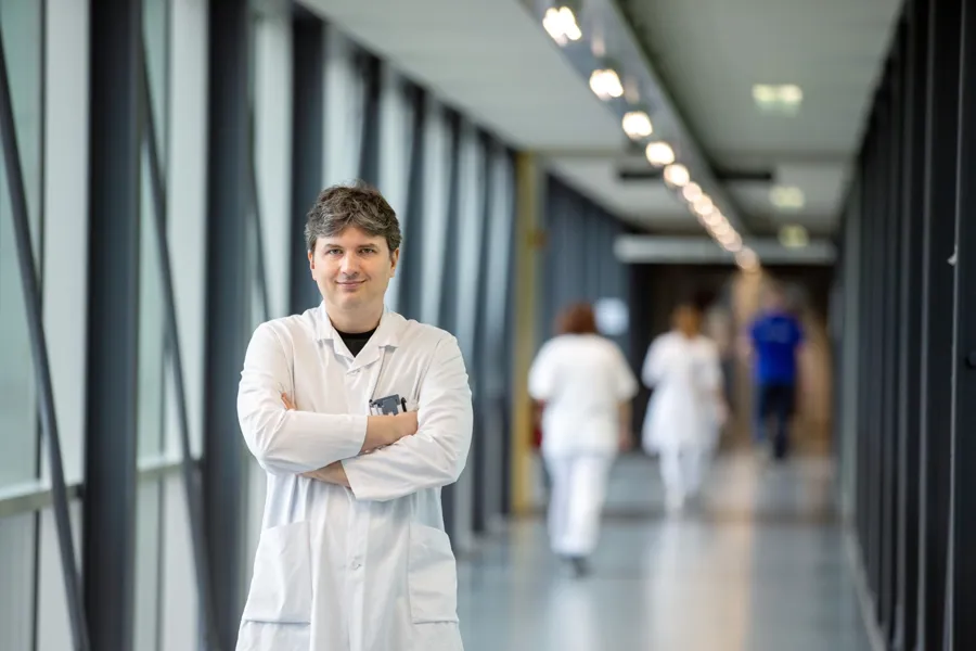 En mann i hvit frakk