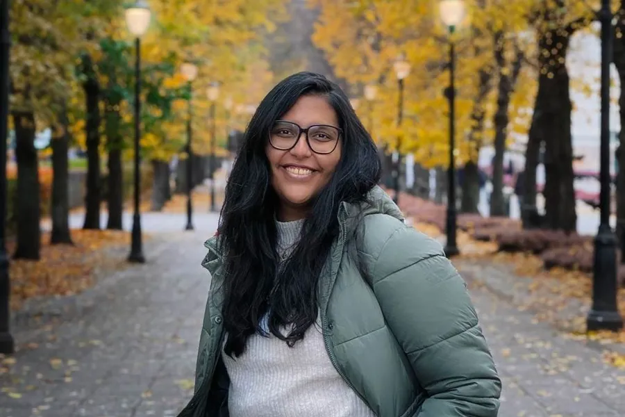 En kvinne som bruker briller