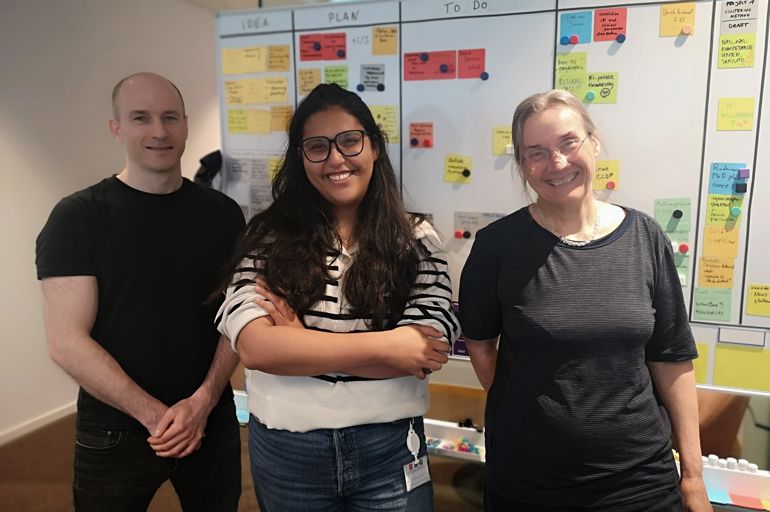 En gruppe mennesker som poserer for et bilde