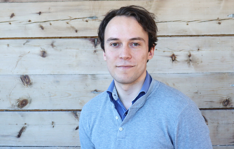 En mann som står foran en vegg med bier