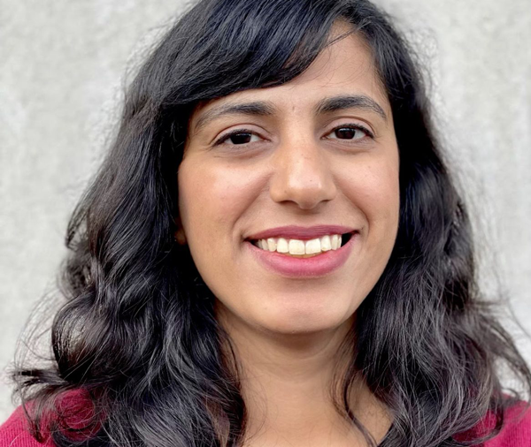 En kvinne med langt hår som smiler