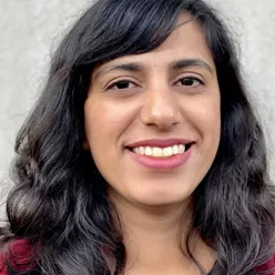 En kvinne med langt hår som smiler