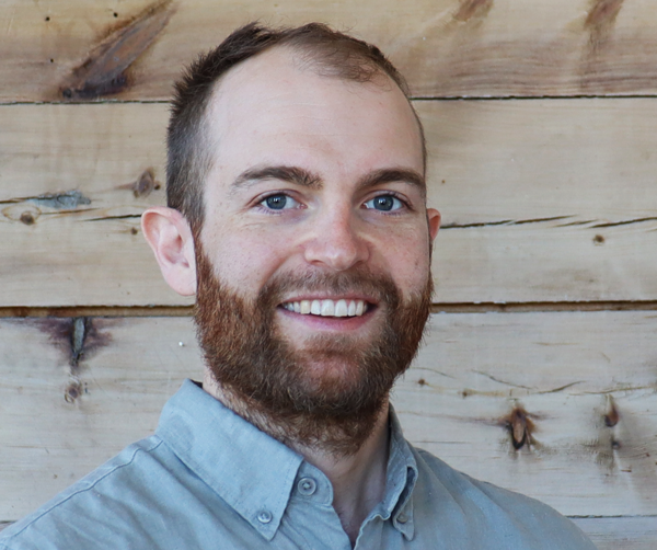 En mann som smiler til kameraet