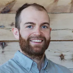 En mann som smiler til kameraet