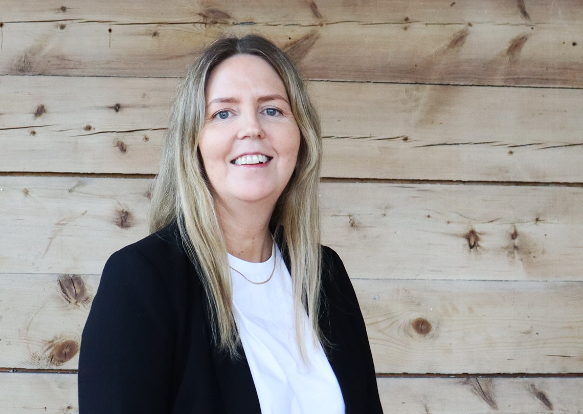 En kvinne med langt hår