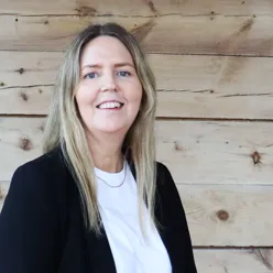 En kvinne med langt hår